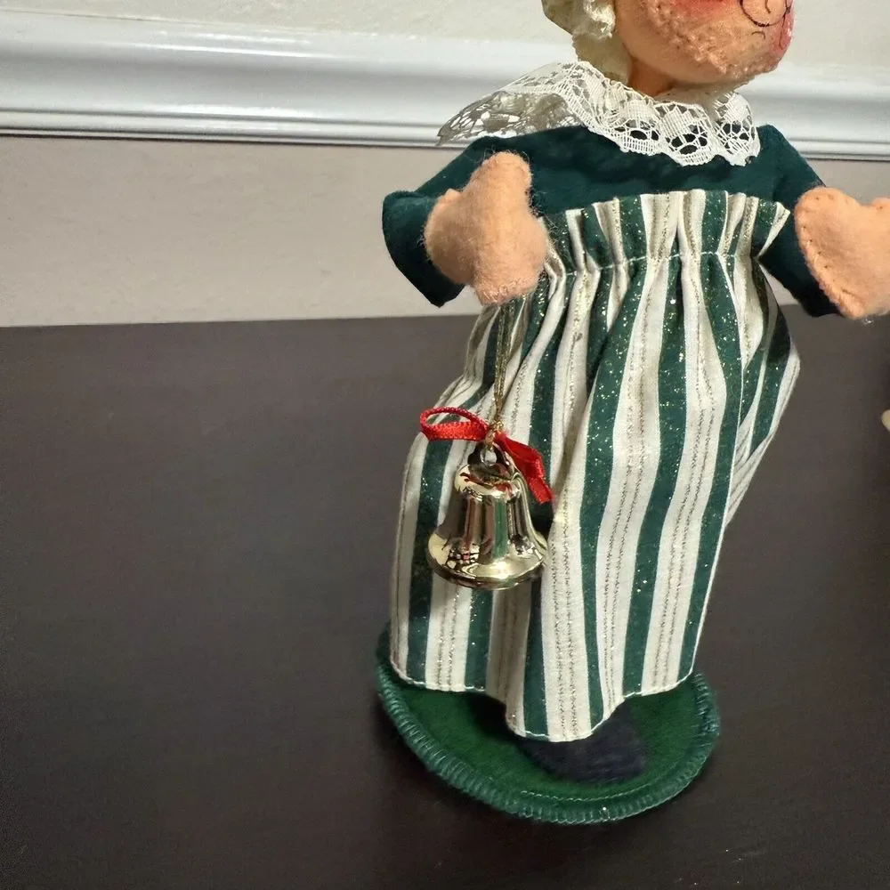 Annalee Mrs.‎ Claus Santa with Jingle Bell Doll Figurine W/ Mobilitee Holly